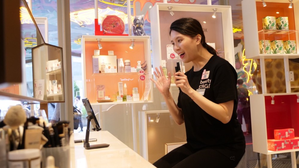 beautySTAGE 美容顧問在門市用手機服務顧客